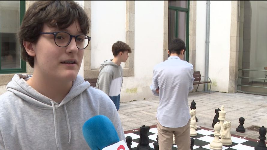 “Es mejor, porque antes ibas al recreo y estaba todo el mundo con el móvil en la cara y ahora hasta jugamos al ajedrez”, explican