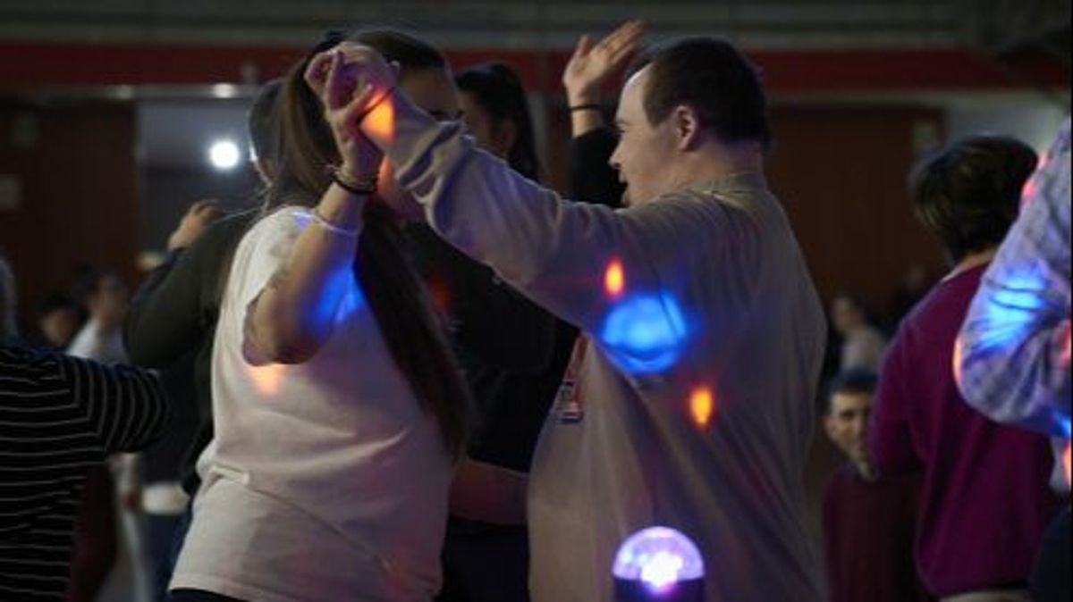 Personas bailando en la discoteca inclusiva de El Prat de Llobregat