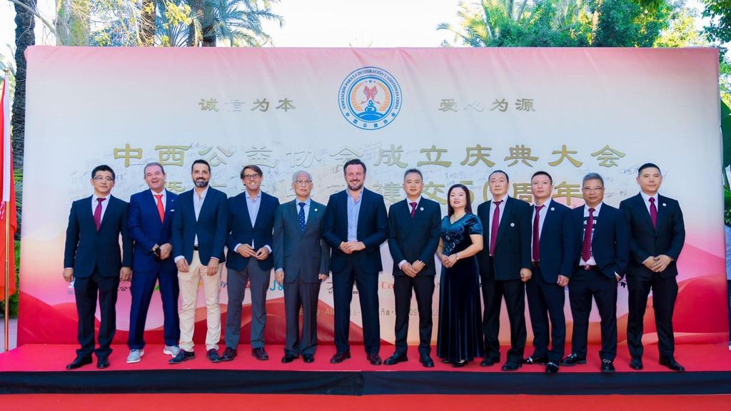Presentación de la Asociación para la Integración y Asistencia China de Levante en Elche con cerca de 400 invitados, numerosas autoridades y el embajador chino en España