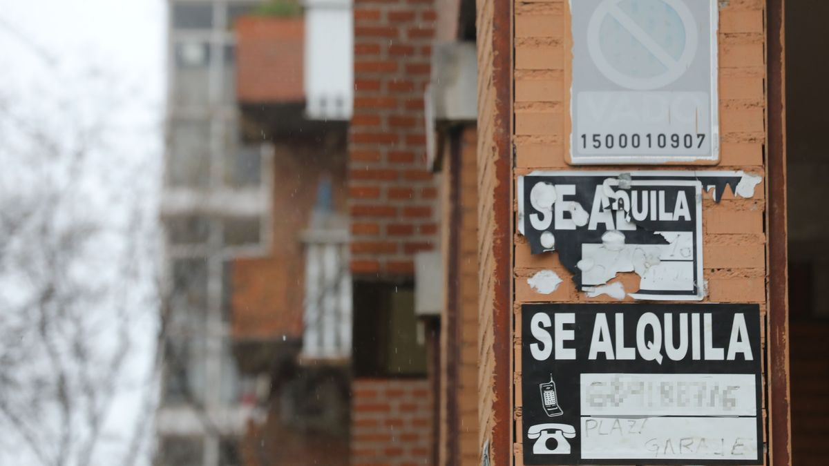 Un cartel en una fachada para anunciar un alquiler