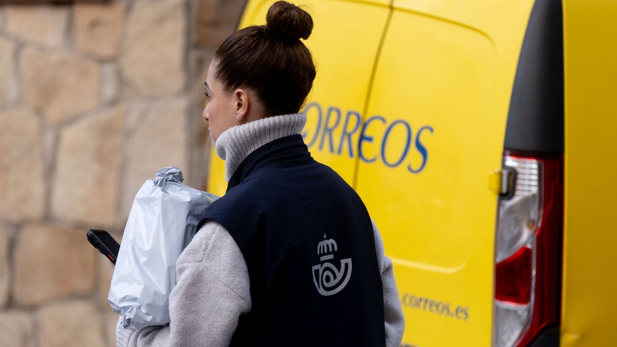 Una trabajadora de Correos, ajena a esta información