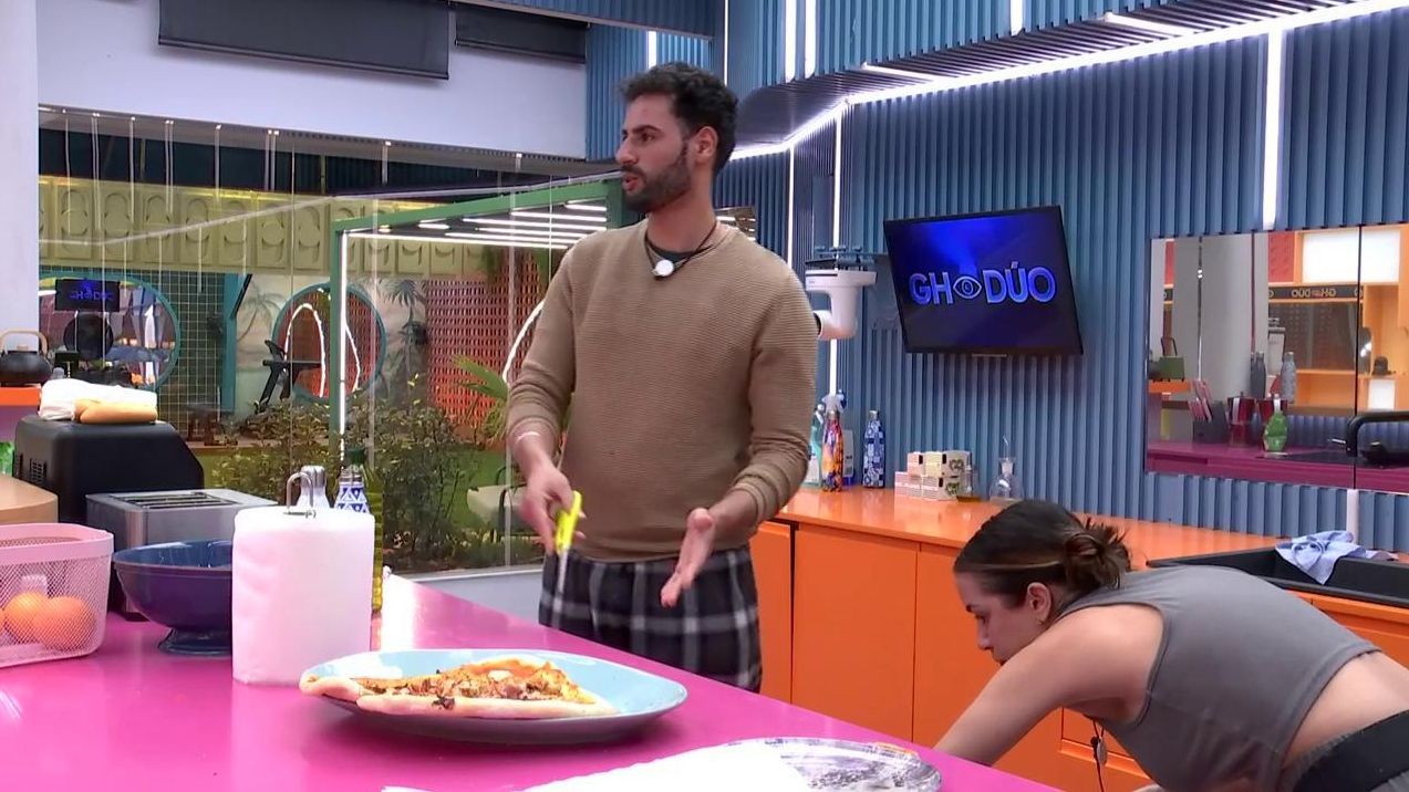 Asraf intenta que todos coman