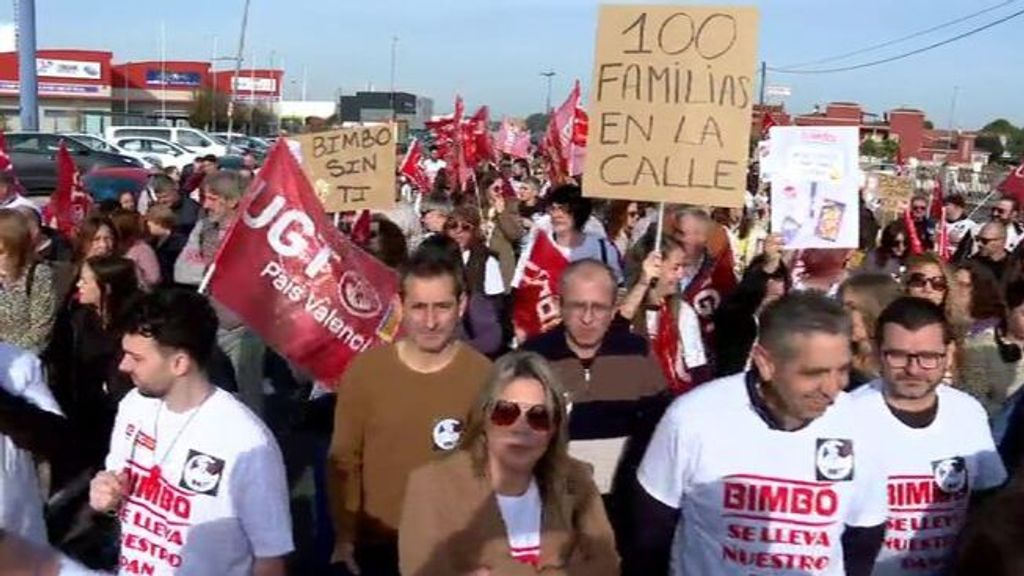 Cientos de trabajadores de Bimbo en El Verger protestan contra el cierre de la planta y convocan una huelga