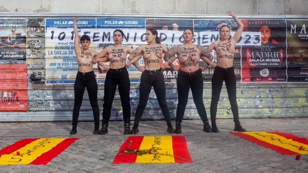 Cinco activistas con el torso desnudo y pintadas protestan contra los asesinatos machistas