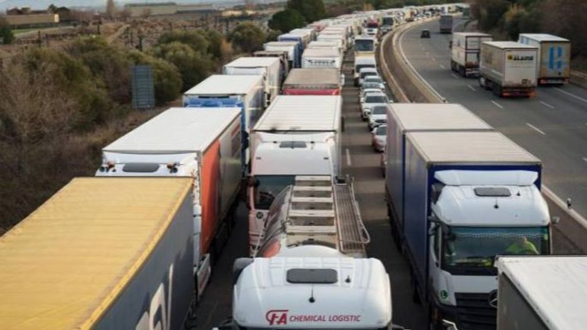 Reabierta la AP-7 en la frontera, cortada este viernes por los agricultores franceses