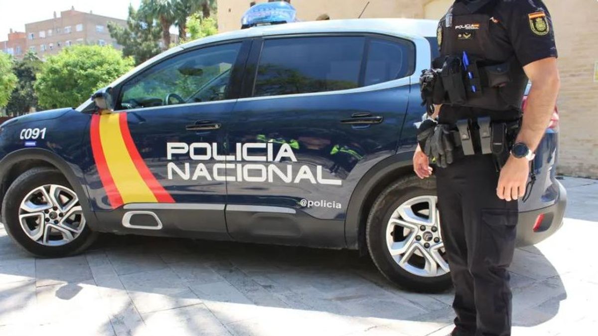 Tres encapuchados asaltan a punta de pistola una tienda de vapeadores en Málaga
