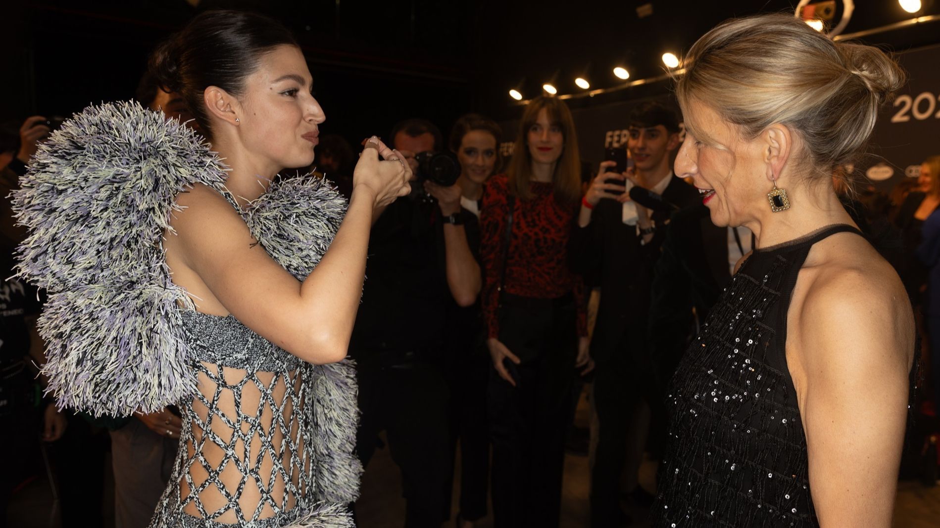 Úrsula Corberó, jamón en mano, y Yolanda Díaz se encuentran en los Premios Feroz 2024