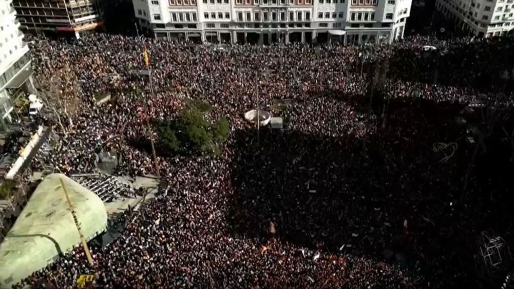 Decenas de miles de personas abarrotan la Plaza de España de Madrid llamados por el PP