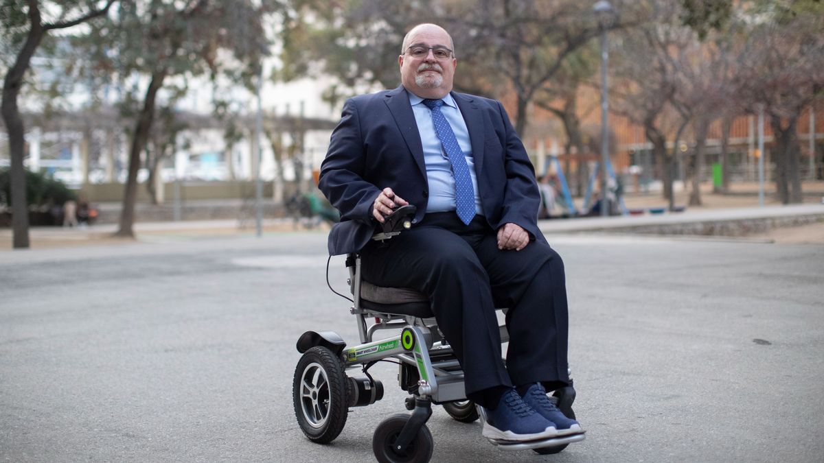 El doctor Carlos Laria, vicepresidente de la Sociedad Española de Estrabología y Oftalmología Pediátrica, autor del libro 'Volar sin alas, vivir con ELA'