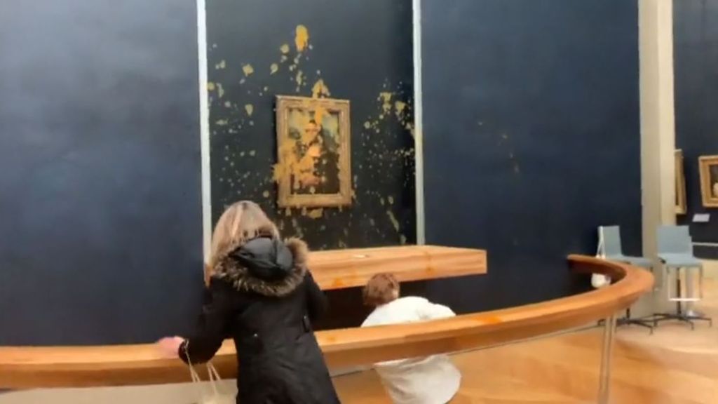 Lanzan sopa sobre el cuadro de la Mona Lisa en el Louvre de París