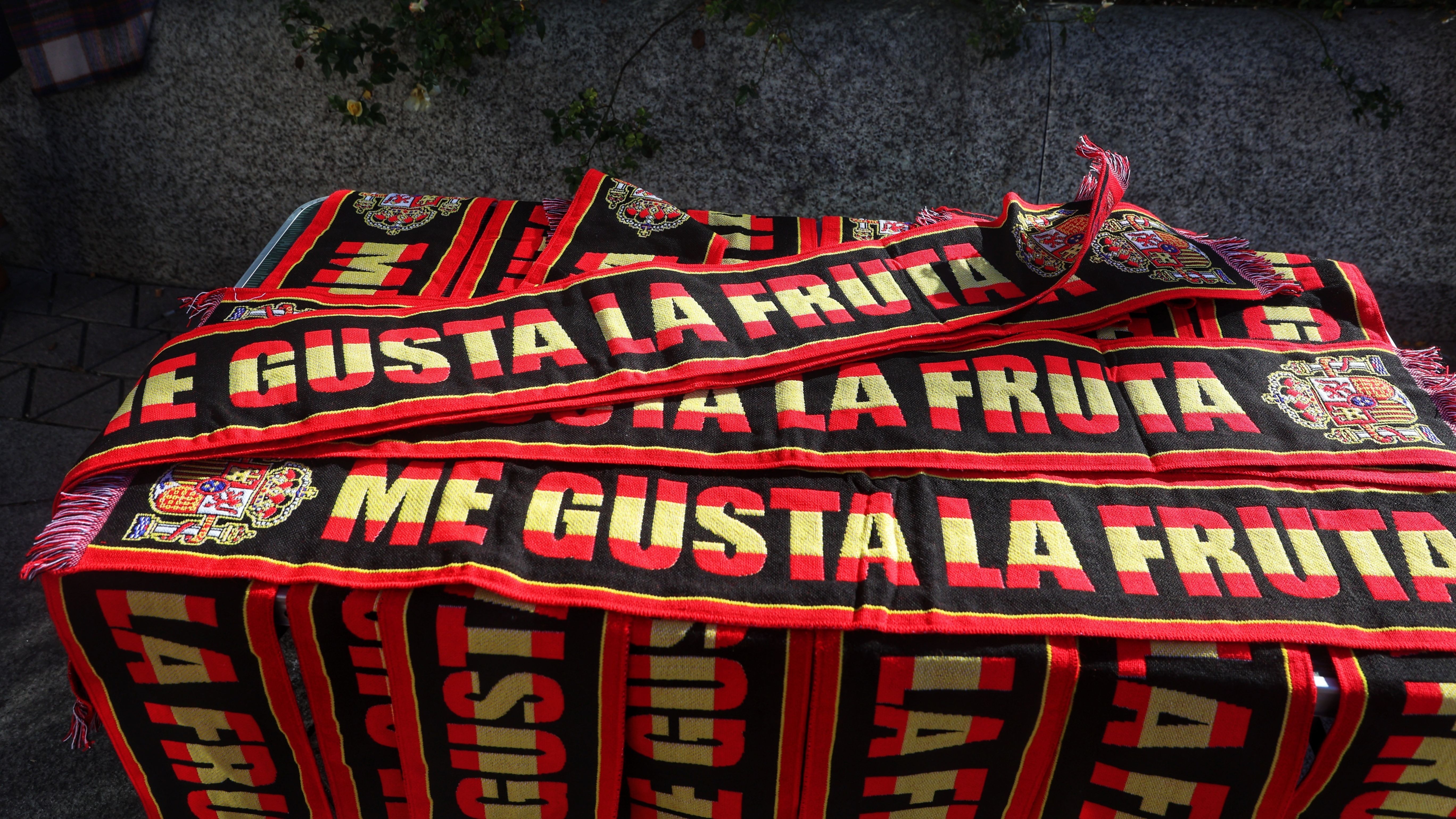 Los manifestantes llevan bufandas con el mensaje 'me gusta la fruta'