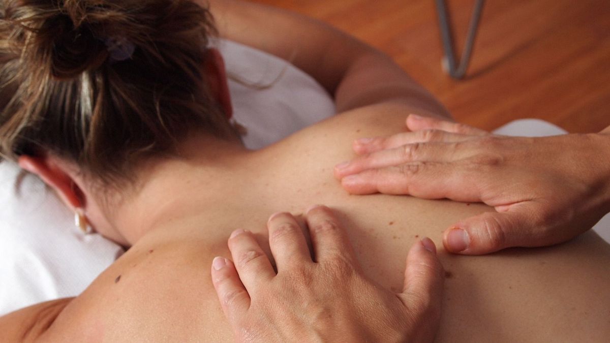 Masaje en la espalda a una mujer