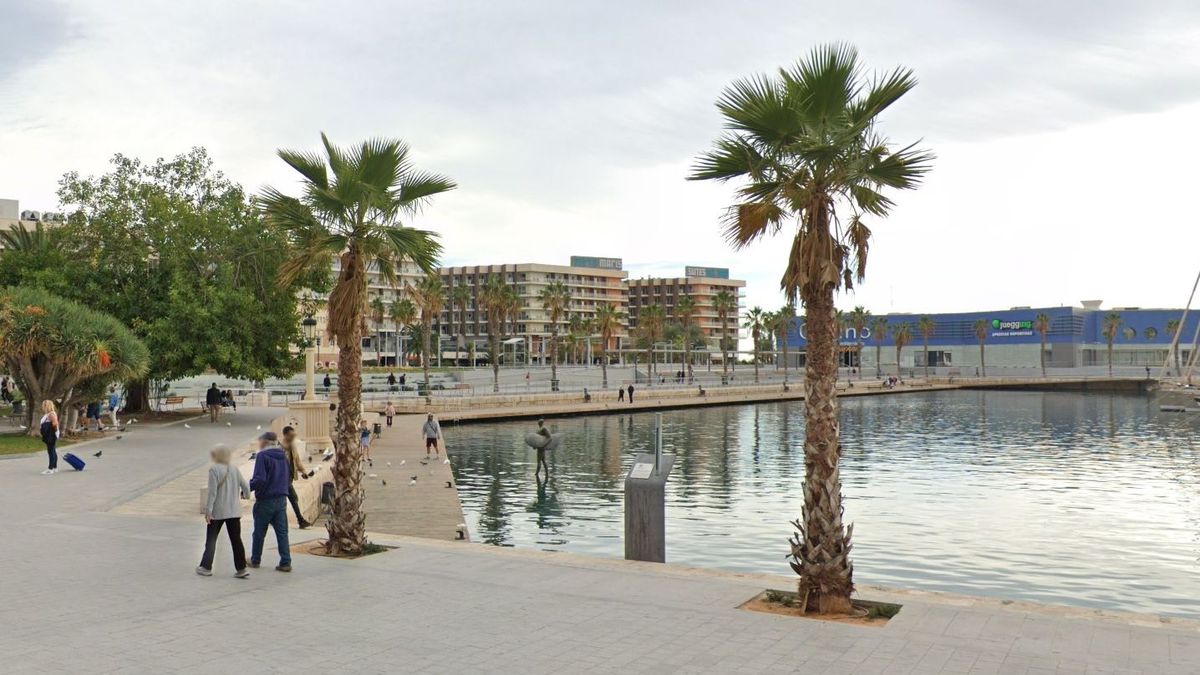 Puerto de Alicante, donde está la escultura de Ícaro con una tabla de surf