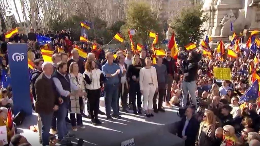 Suena el himno nacional al finalizar las intervenciones de Feijóo, Ayuso y Almeida