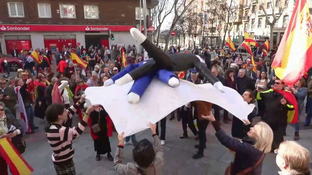 Unas 150 personas se concentran en Ferraz: mantean muñecos de Sánchez y Puigdemont