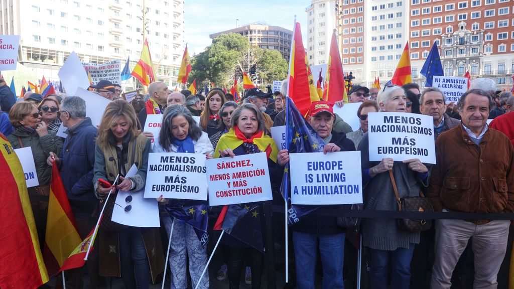 Varias personas sujetan carteles antes de una manifestación convocada por el PP, a 28 de enero de 2024, en Madrid (España)