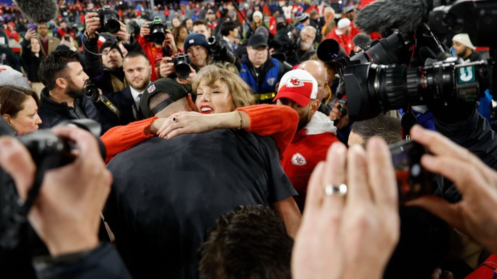 El tierno gesto de cariño de Taylor Swift hacia su novio Travis Kelce tras la clasificación de su equipo para la Super Bowl 2024