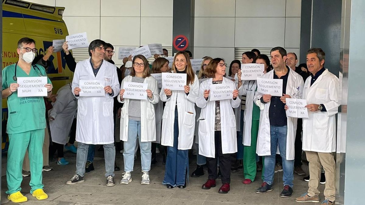 Algunas decenas de facultativos han pedido al unísono, en A Coruña, una "¡Comisión de seguimento, xa!"