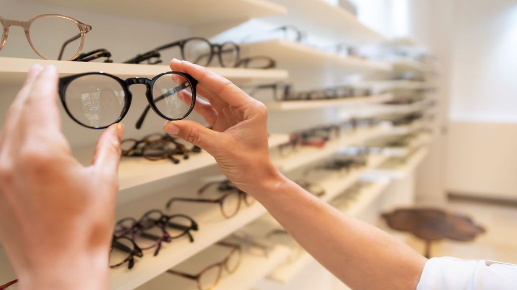 Imagen de archivo de una persona eligiendo unas gafas en la óptica