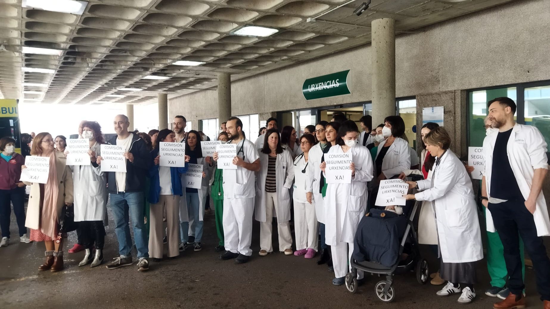 La portavoz en Santiago, Fátima Nercellas, comentaba que el motivo de las protestas es "el abuso y la inmensa sobrecarga" que sufren los profesionales de estos servicios