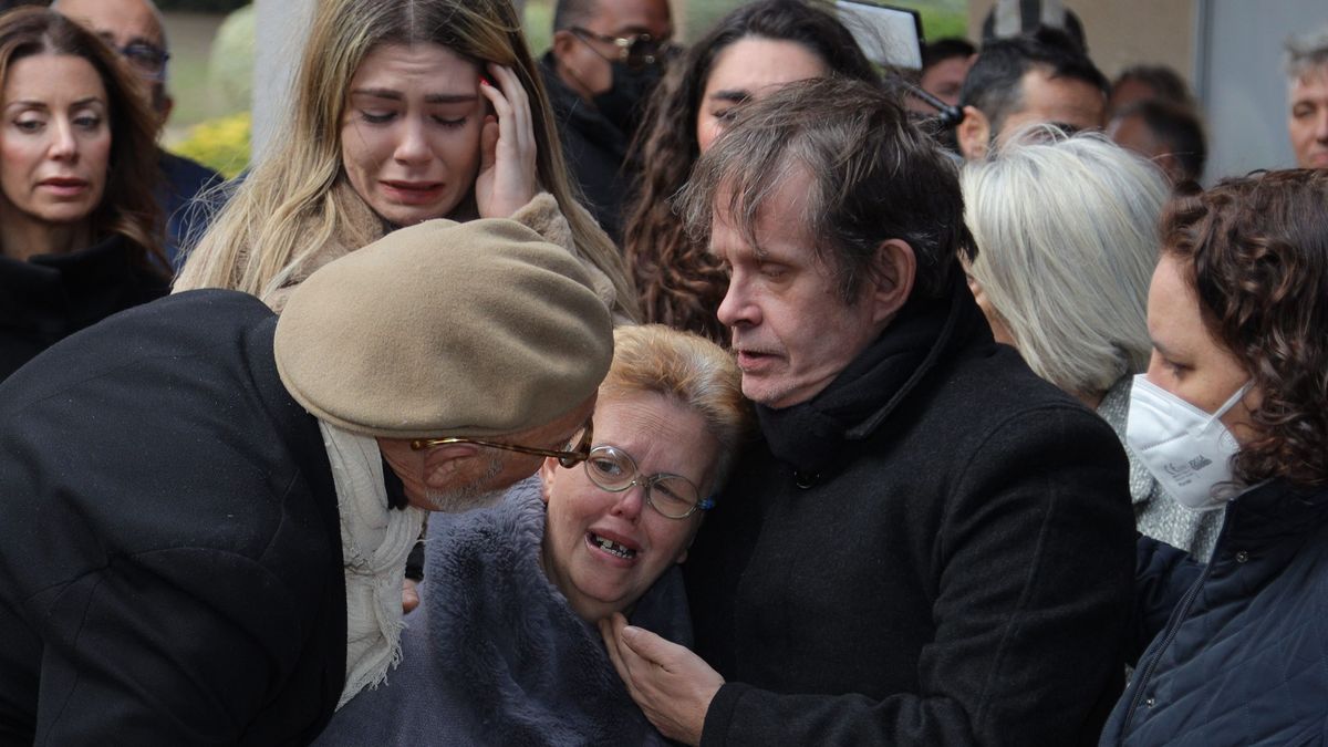 Los hijos de Arévalo en su funeral.