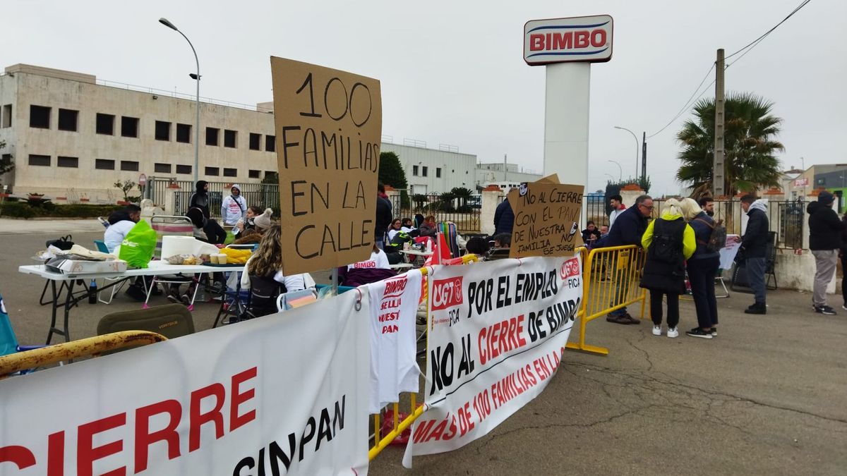 Los trabajadores de Bimbo concentrados frente a la planta de El Verger