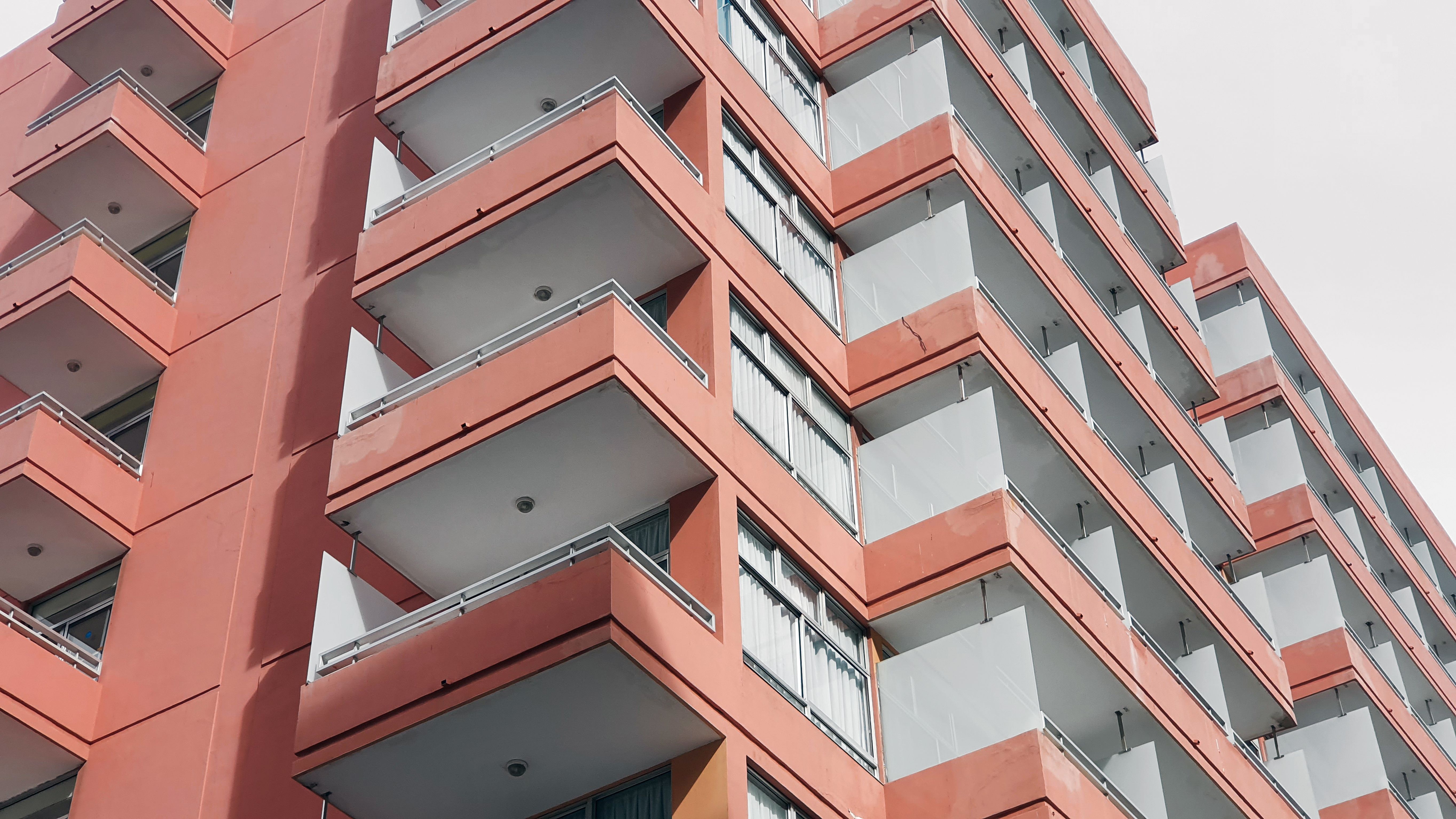 Pisos con terrazas en un bloque de viviendas en Tenerife, España