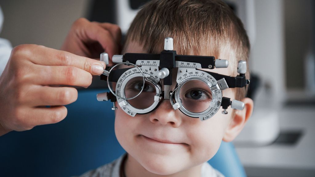 Un niño se somete a una revisión oftalmológica