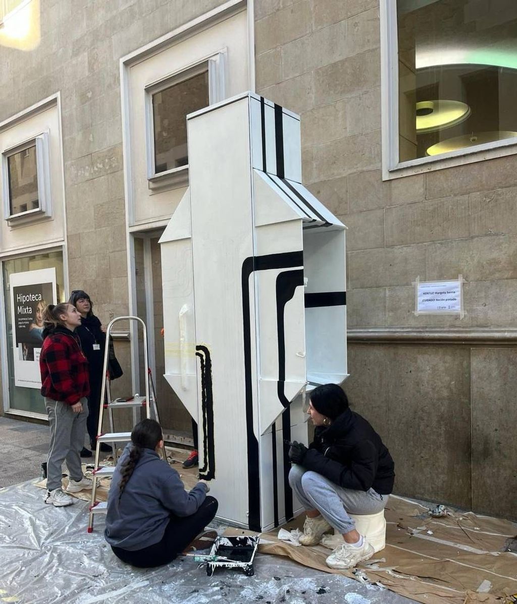 Alumnos de Vitoria pintando cabinas de telefóno en desuso