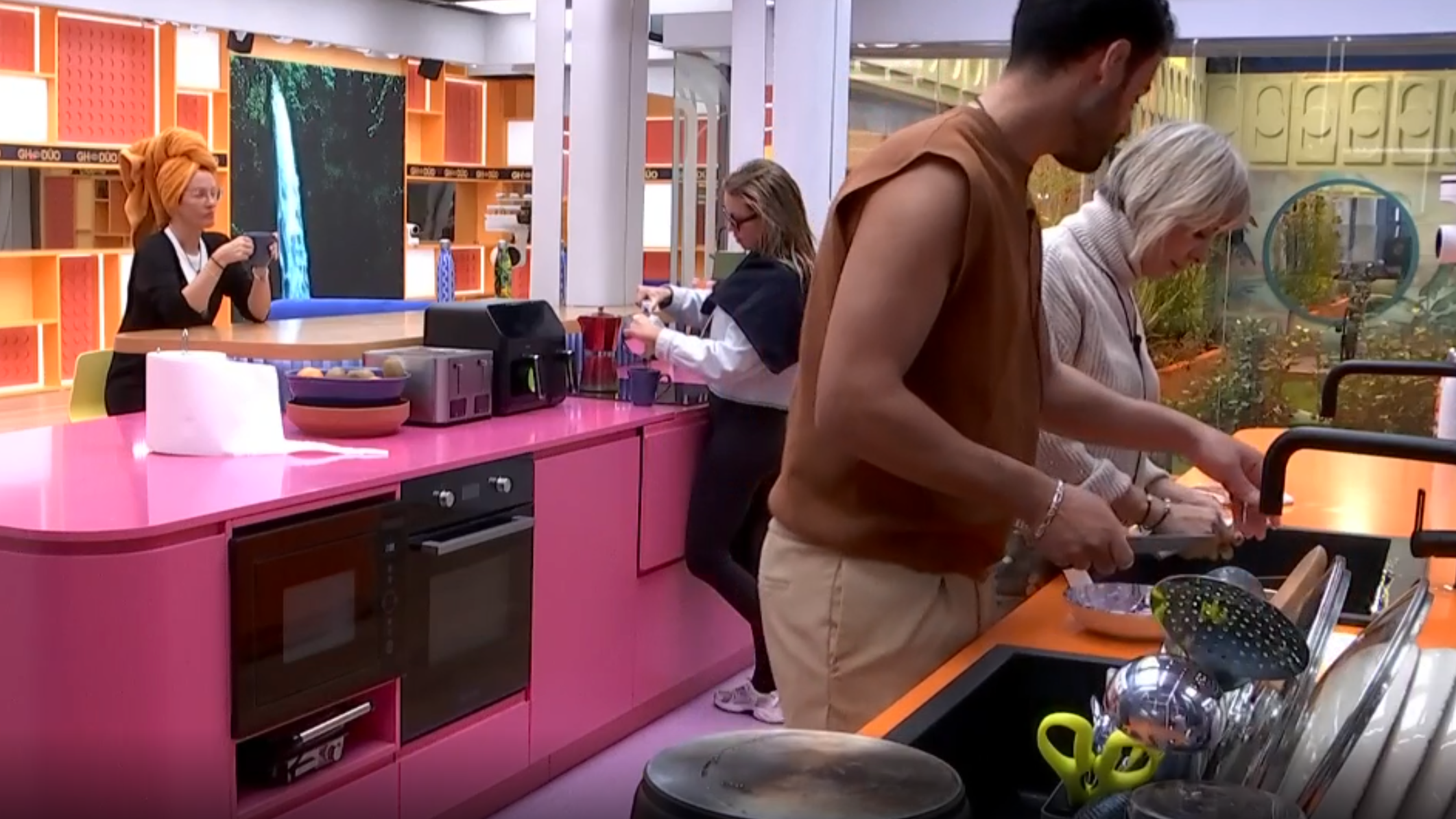 Ana María sobre Marc en la cocina