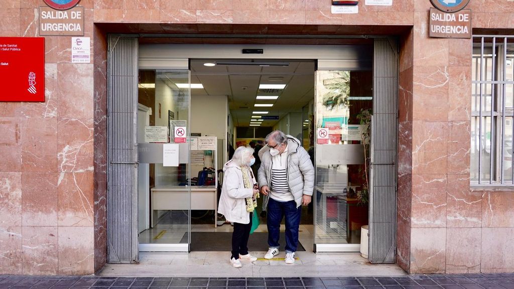 Dos pacientes con mascarilla saliendo de un centro de salud de Valencia