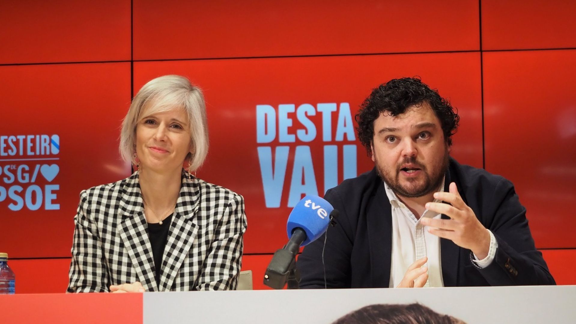La candidata socialista por A Coruña, Patricia Iglesias, y el candidato por Pontevedra, Julio Torrado, hacen un llamamiento a participar en la manifestación por la sanidad pública La candidata socialista por A Coruña, Patricia Iglesias, y el candidato por Pontevedra, Julio Torrado, hacen un llamamiento a participar en la manifestación por la sanidad pública