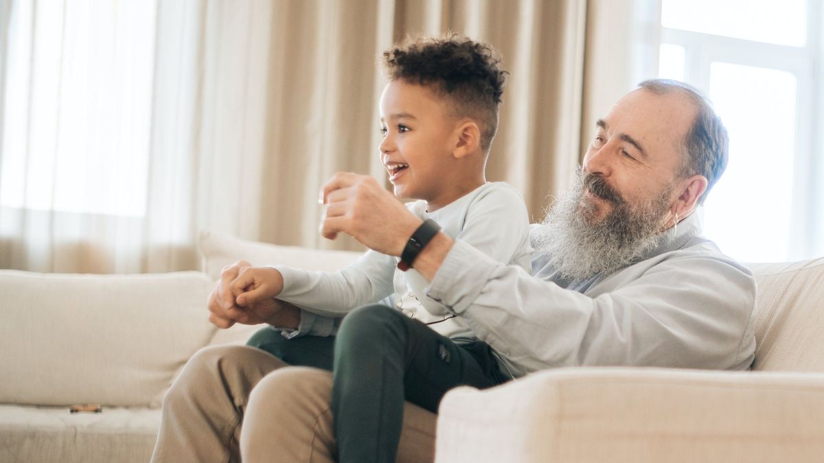 Los nietos suelen ver en sus abuelos a las personas más sabias