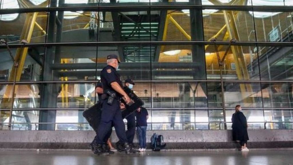 Los primeros migrantes ocupan la nueva sala de Barajas donde 450 esperan respuesta a asilo