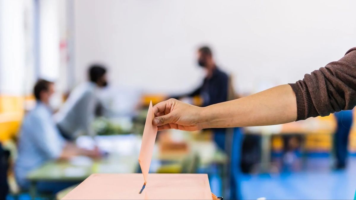 Un ciudadano ejerciendo su derecho al voto