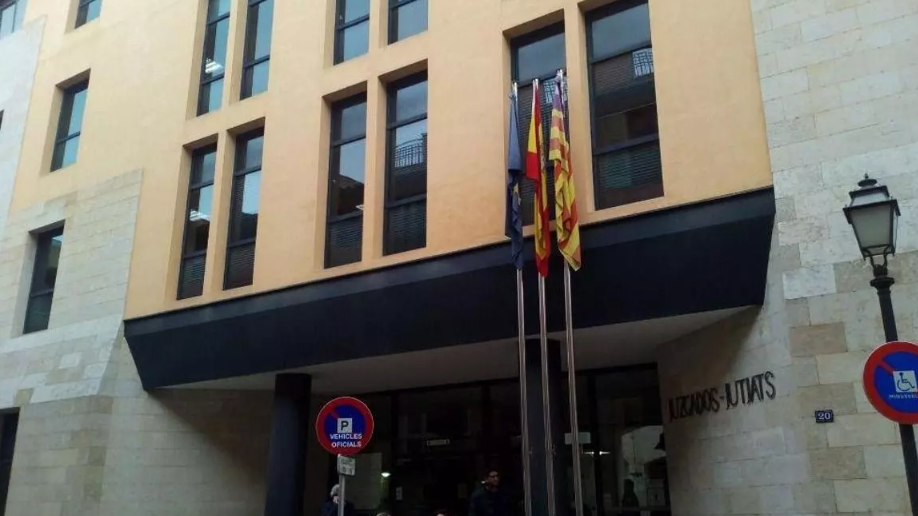 Una joven detenida cae del quinto piso de los juzgados de Mallorca tras intentar salir por la ventana Una joven detenida cae del quinto piso de los juzgados de Mallorca tras intentar salir por la ventana