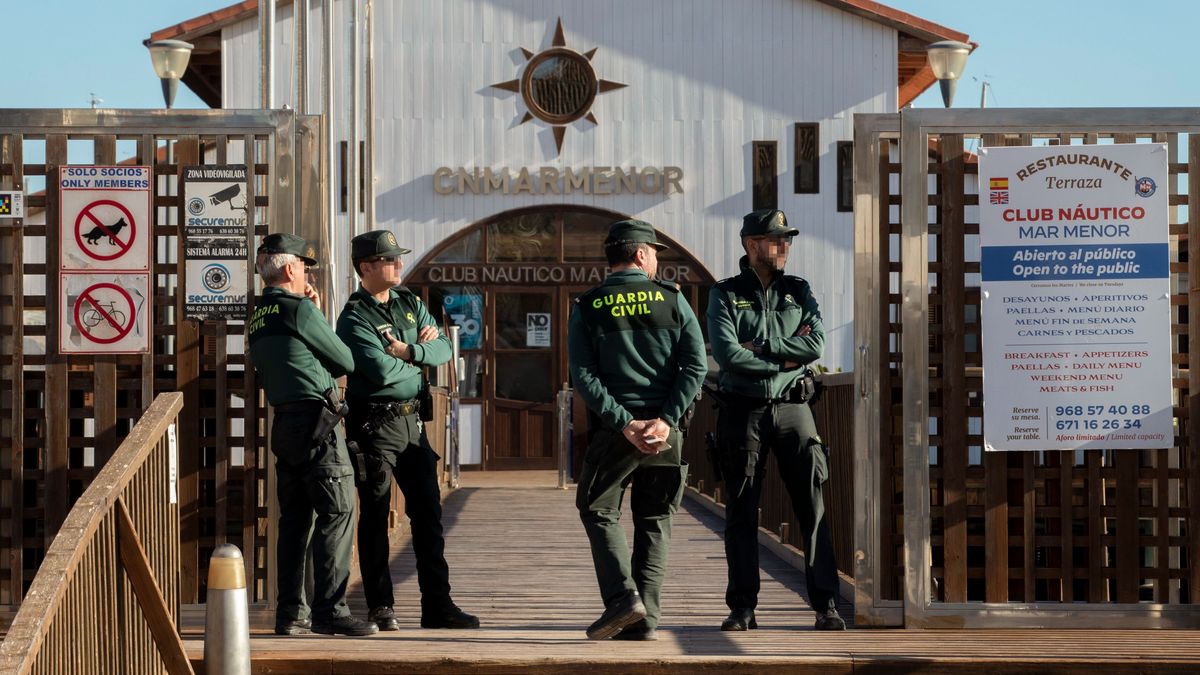 Varios agentes de la Guardia Civil, cerca del puerto deportivo de Los Alcázares: a un kilómetro de donde fue hallado el cadáver del joven de 16 años desaparecido