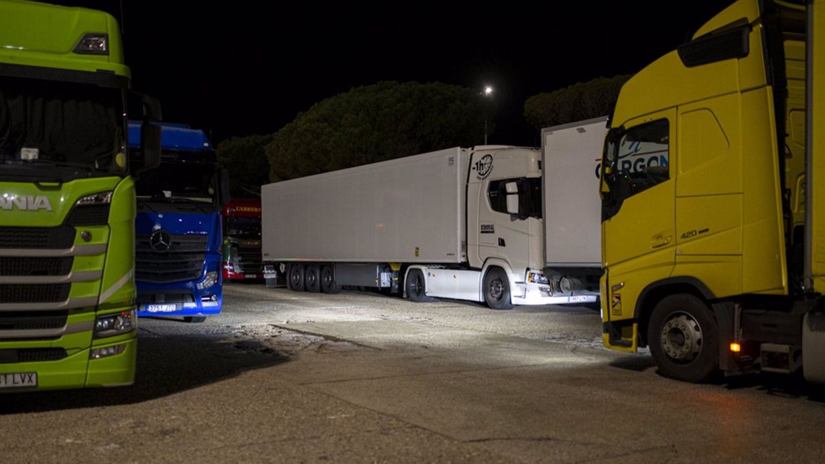 Varios camiones en la autopista AP-7 cortada a la altura de La Junquera por la protesta de los agricultores franceses