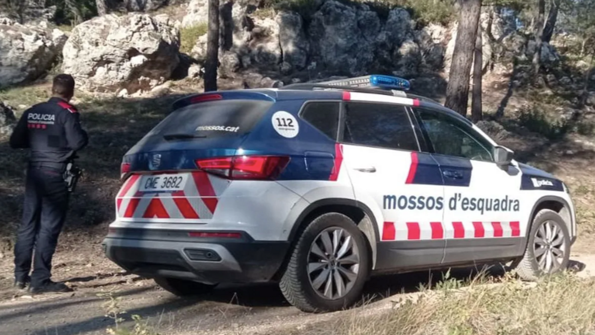 Agente y vehículo de Mossos en una zona montañosa