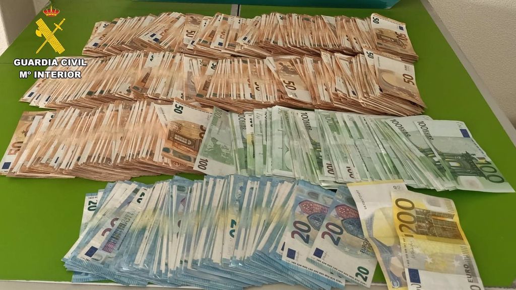 Cada vez se guarda menos dinero en casa; aunque nada impide que, mientras el dinero sea de procedencia legal, se pueda tener en nuestro domicilio todo el dinero que queramos