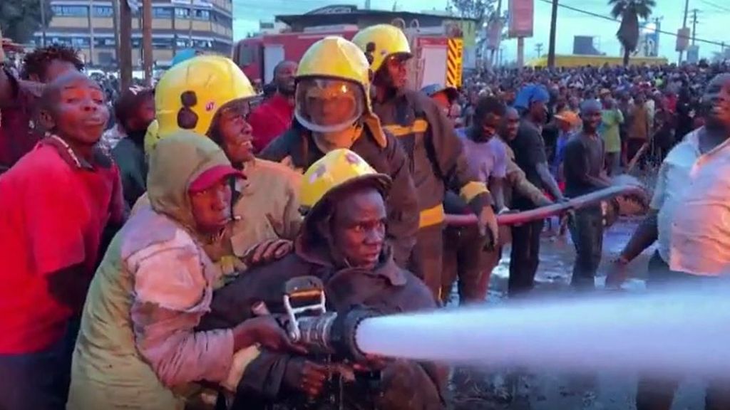 Espectacular incendio en las proximidades del estadio de Nairobi, en Kenia