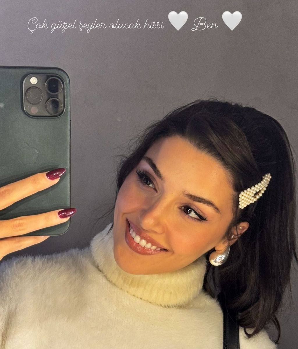 Hande Erçel recupera su look