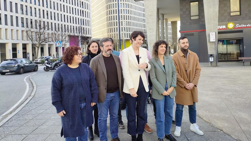 La candidata del BNG a la presidencia de la Xunta, Ana Pontón, junto a otros candidatos por la provincia de Pontevedra