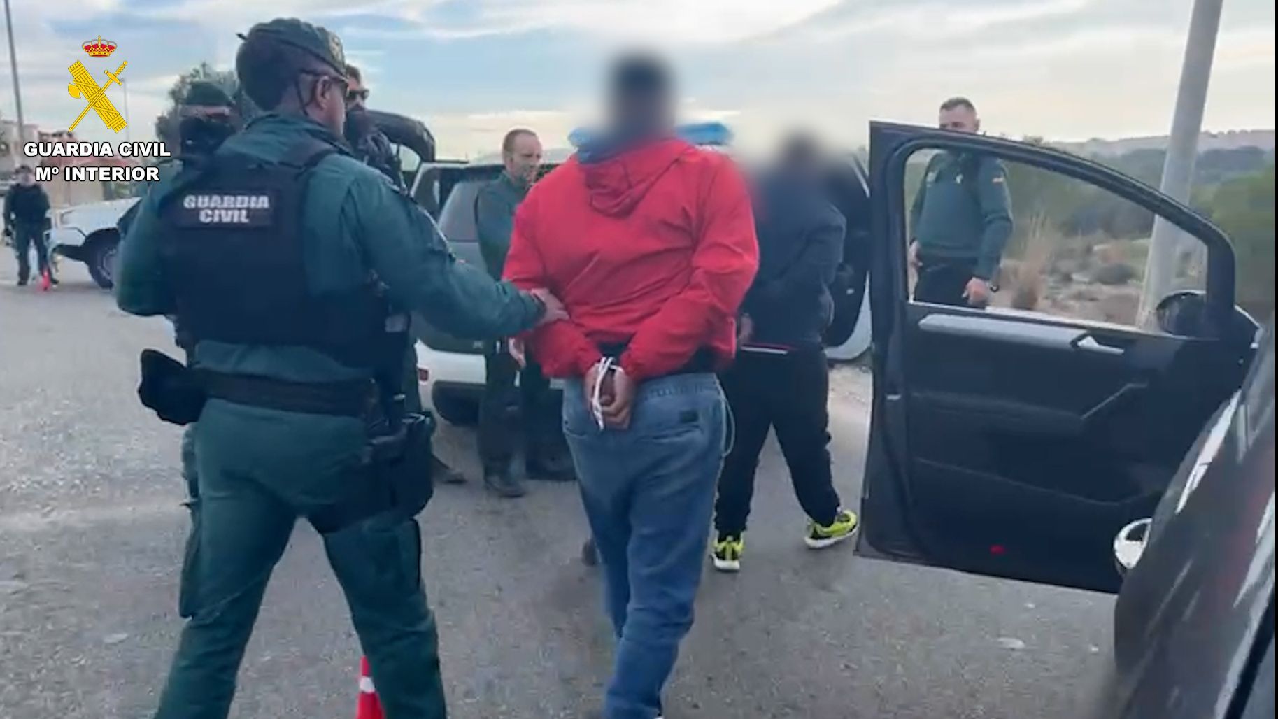 La Guardia Civil con uno de los detenidos