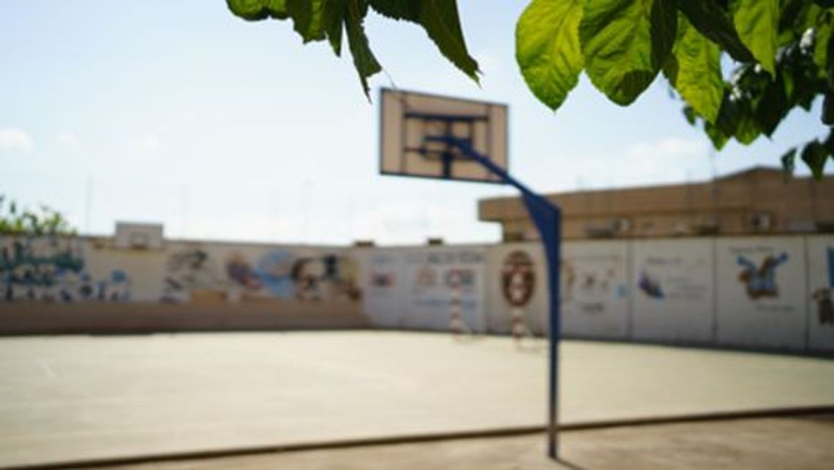 Patio de un colegio vacío