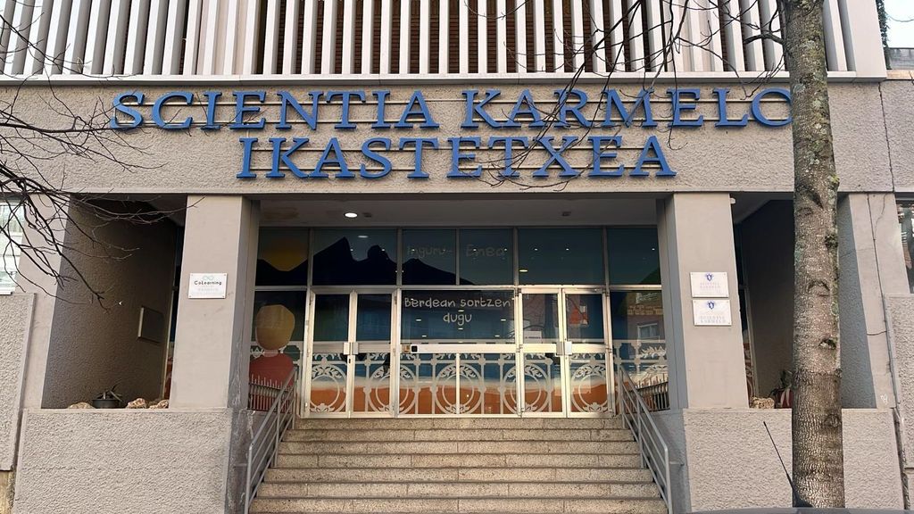 Puerta principal del colegio Scentia Karmelo Ikastetxea de Donostia
