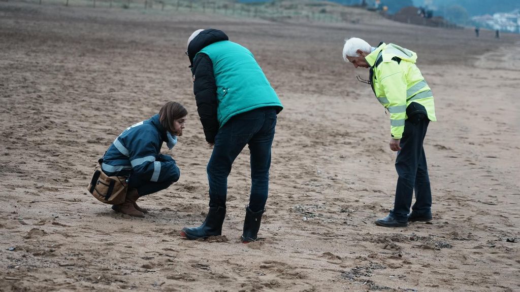 Voluntarios recogen pellets en la playa de La Arena, Bizkaia.