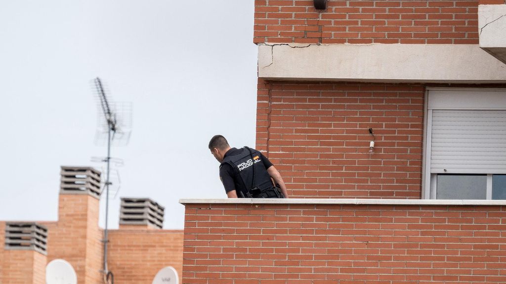 Archivo - Un agente de Policía Nacional en el balcón de un edificio desalojado en Alcobendas en una actuación contra okupas