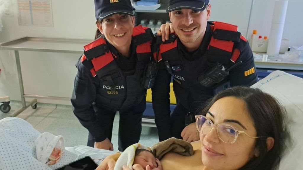 La niña con la madre y los dos agentes