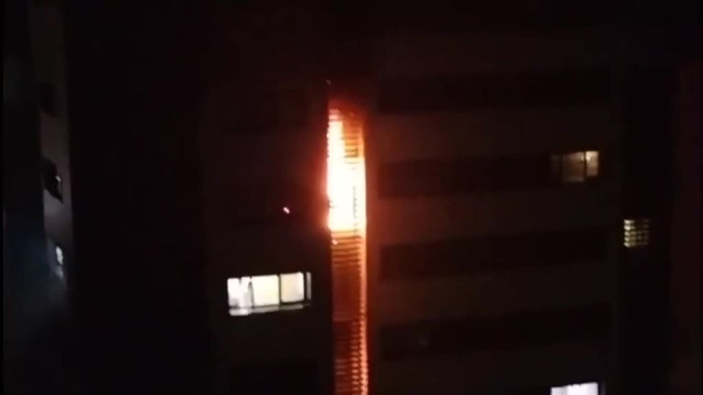 Un cohete entra por una ventana y provoca un incendio en un edificio de Rentería